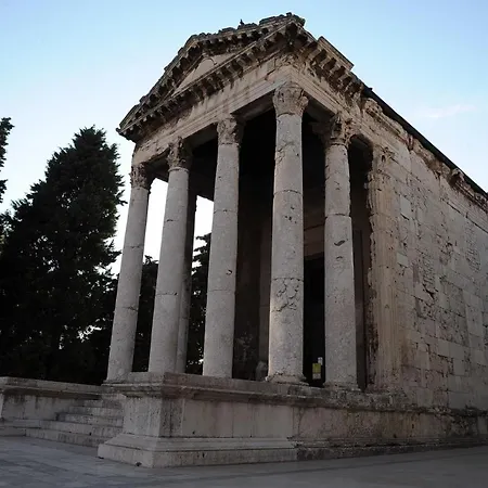 Apartment Una Premantura